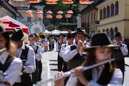 S soncem obsijan drugi festivalski dan 50. Dnevov narodnih noš in oblačilne dediščine v Kamniku (73)